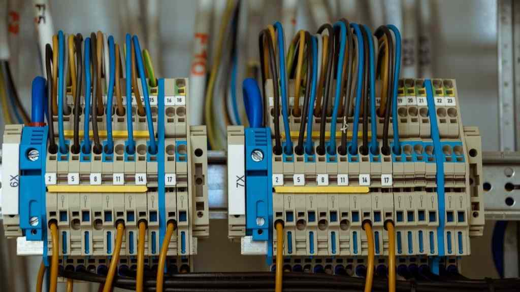 Electrician in Oracle